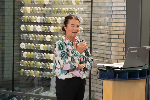 En person som står foran en bærbar datamaskin