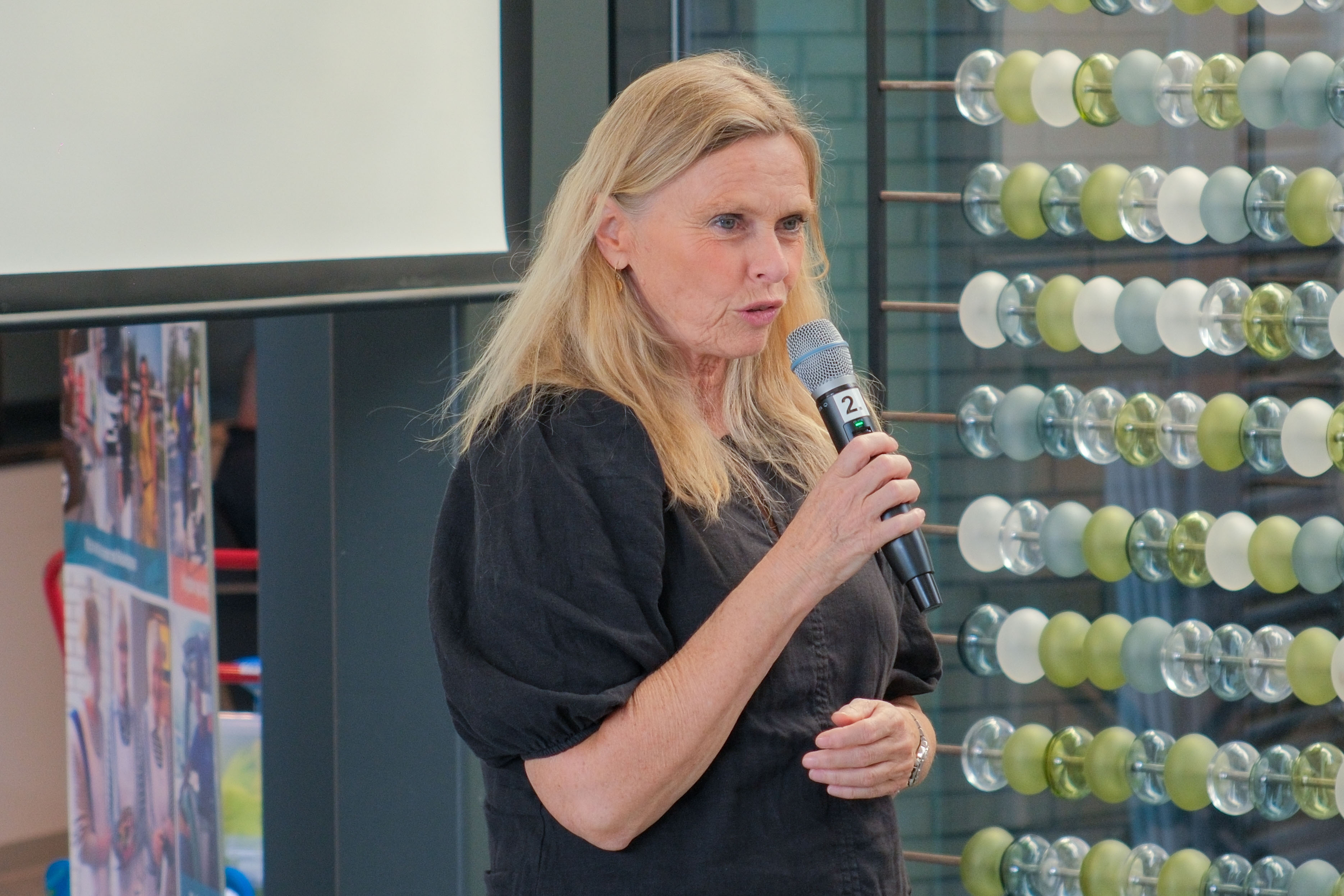 En person som holder en mikrofon