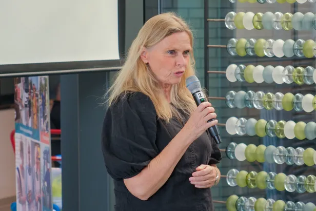 En person som holder en mikrofon