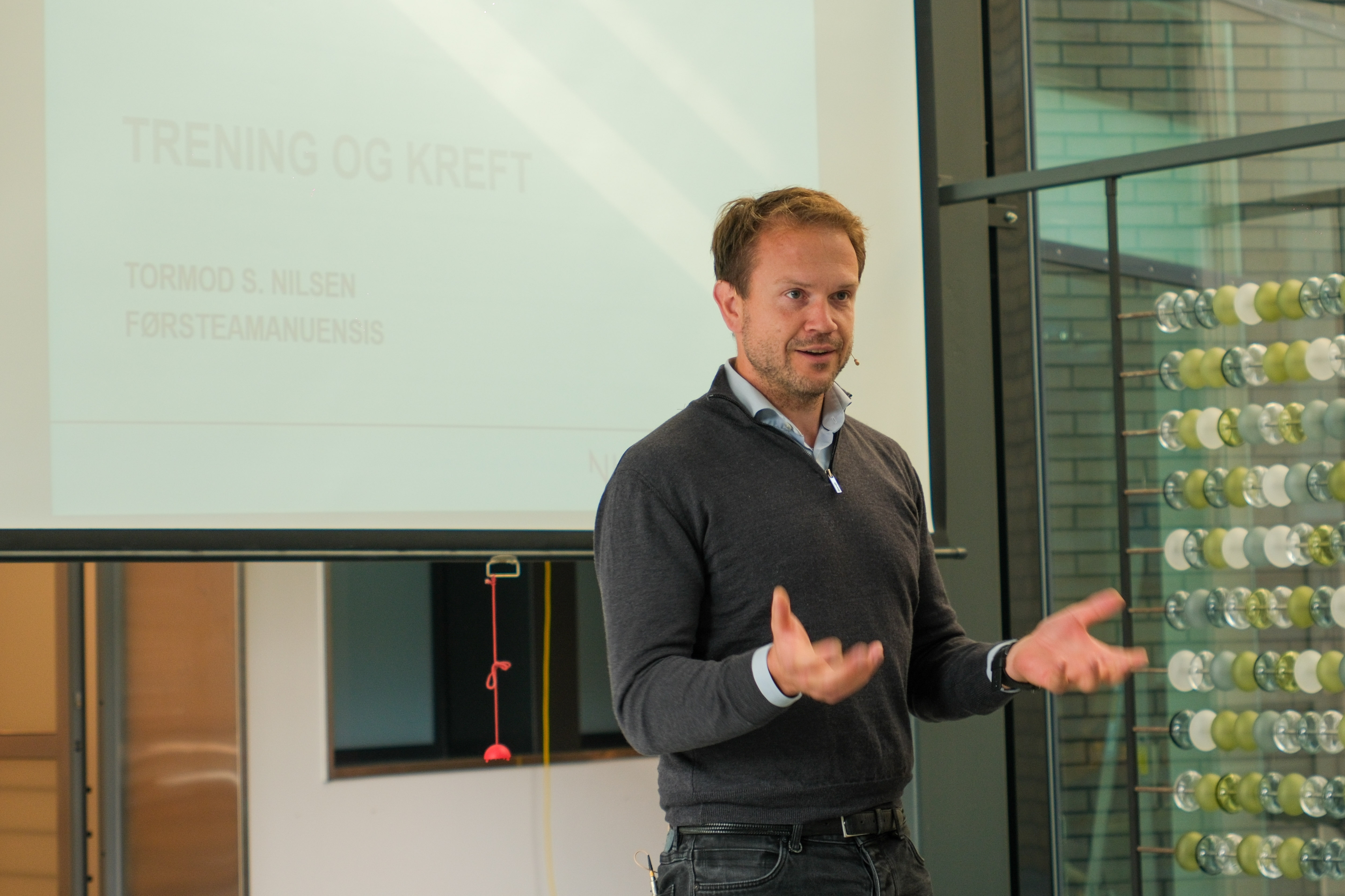 En mann som holder en presentasjon