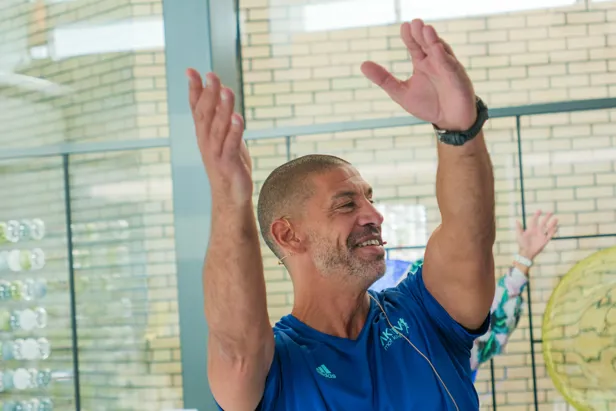 En mann i blå skjorte