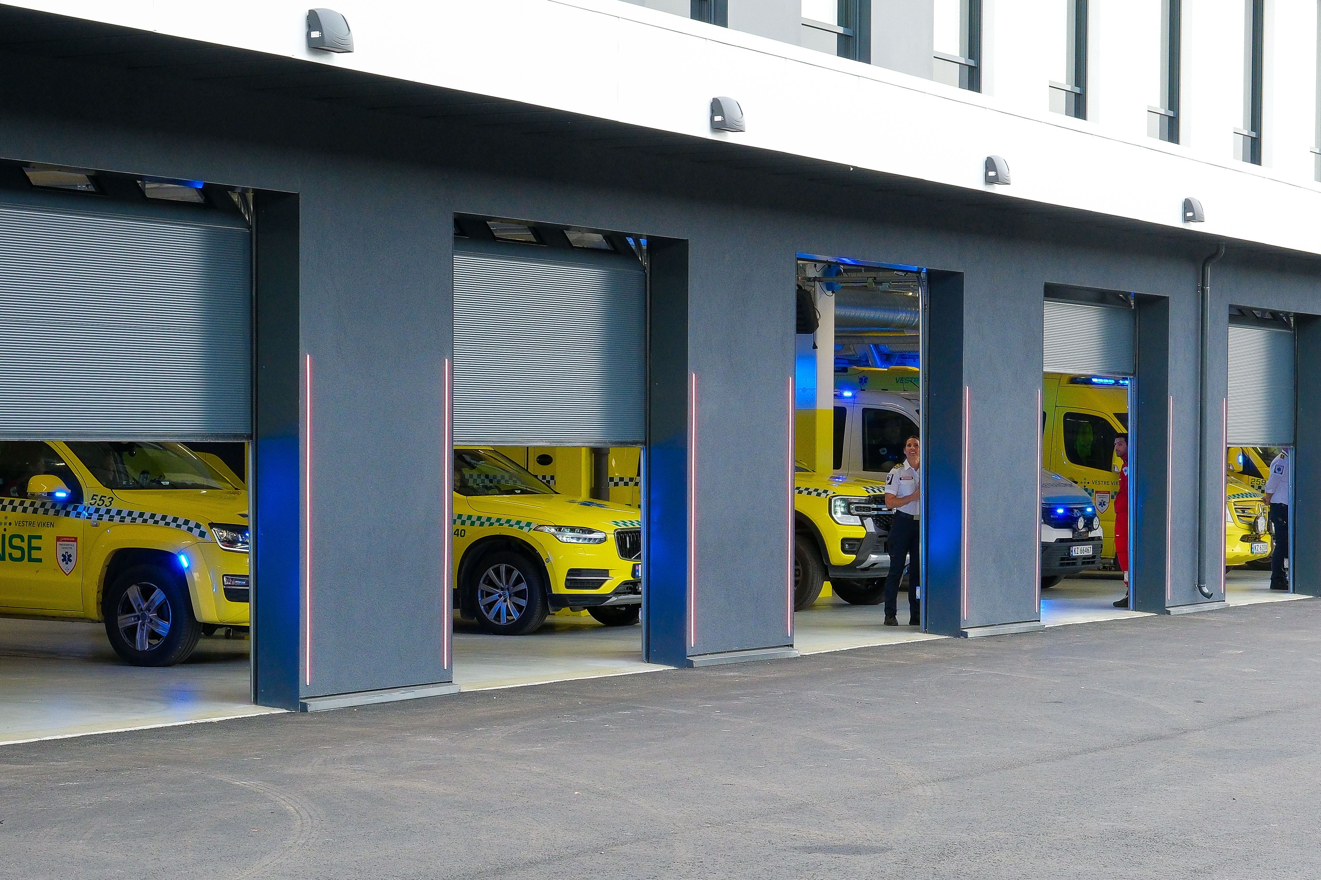 En gul lastebil parkert utenfor en bygning
