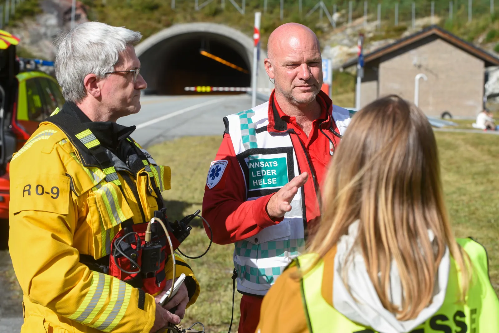 En mann som snakker med en kvinne