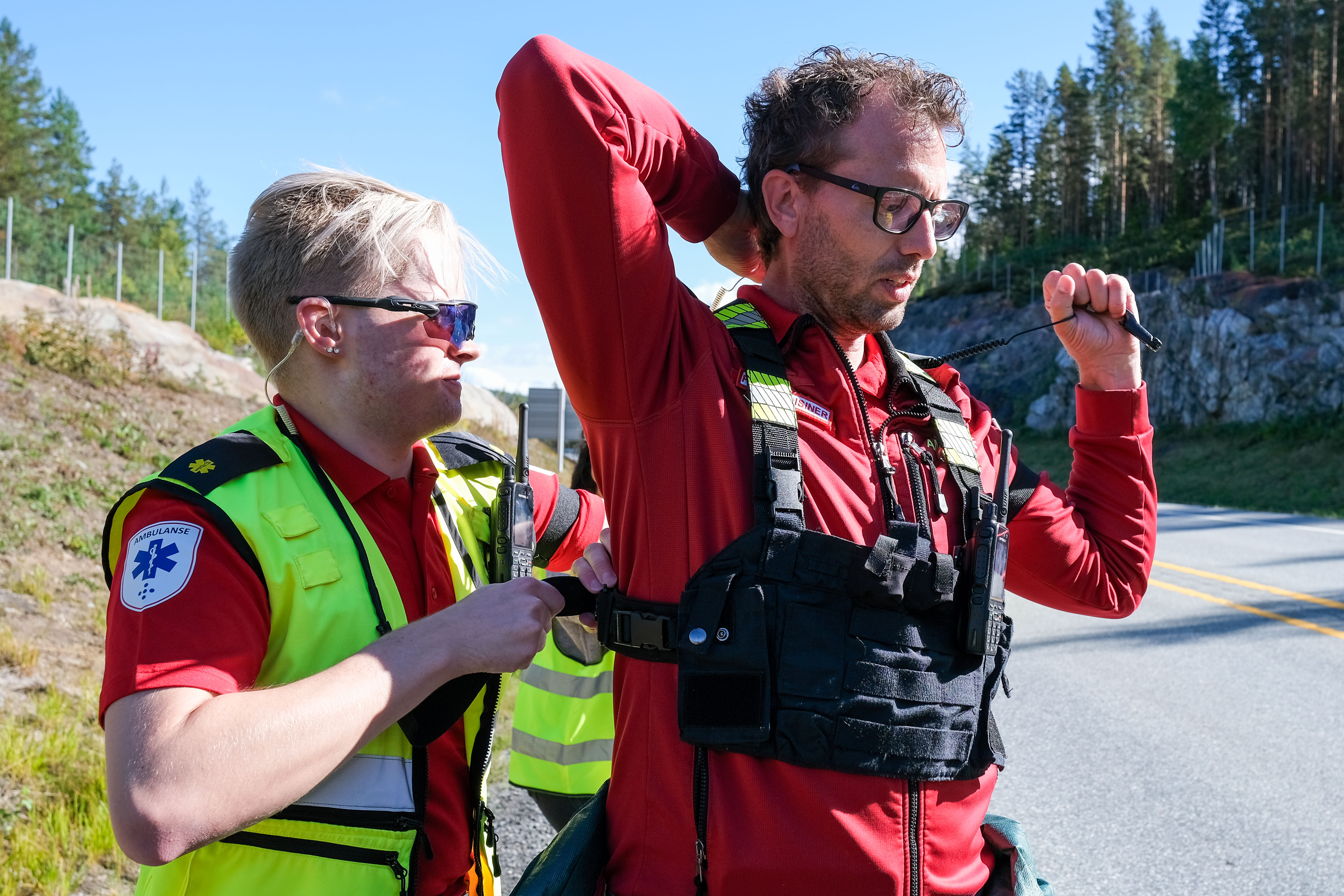 En mann som peker på en annen mann