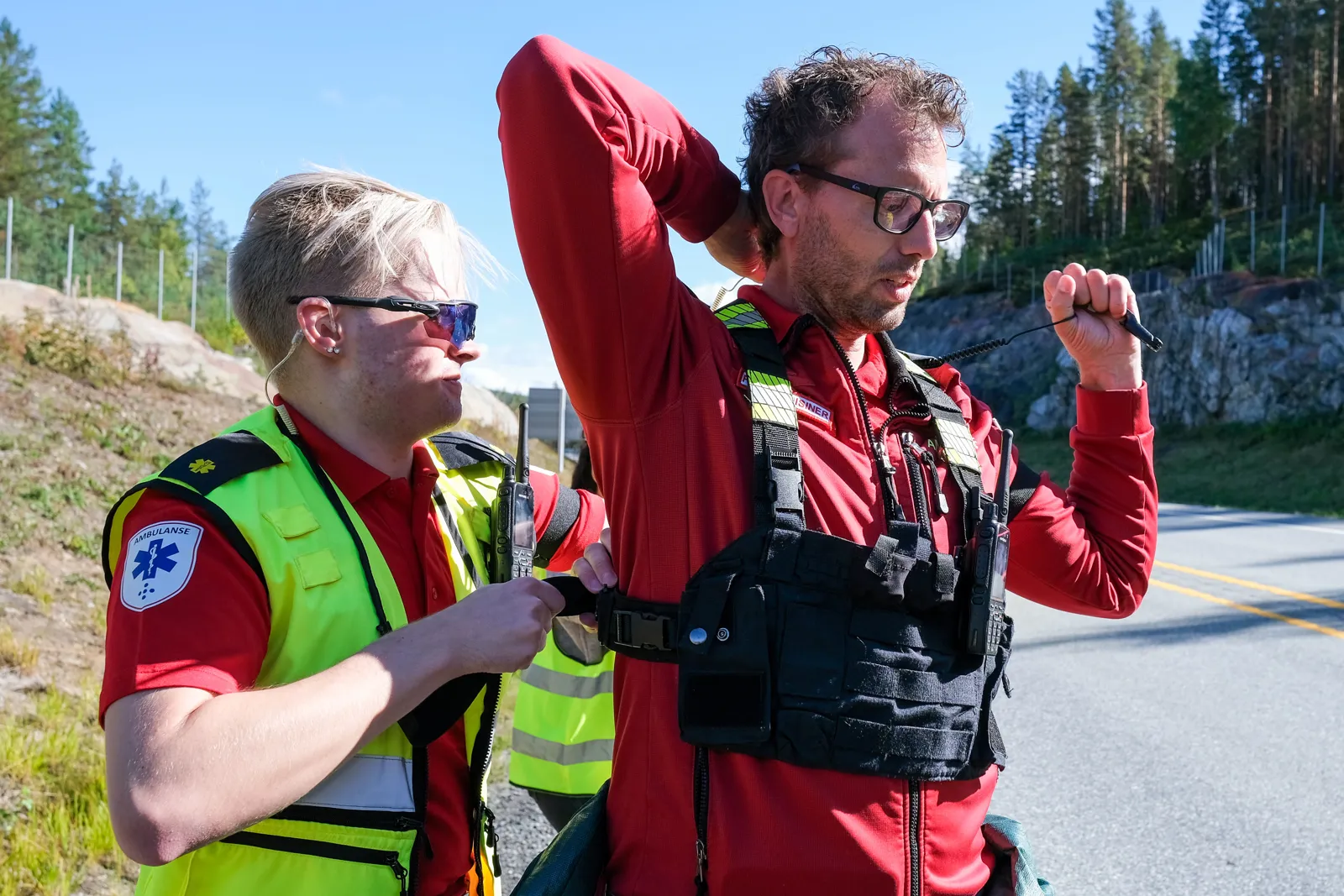 En mann som peker på en annen mann