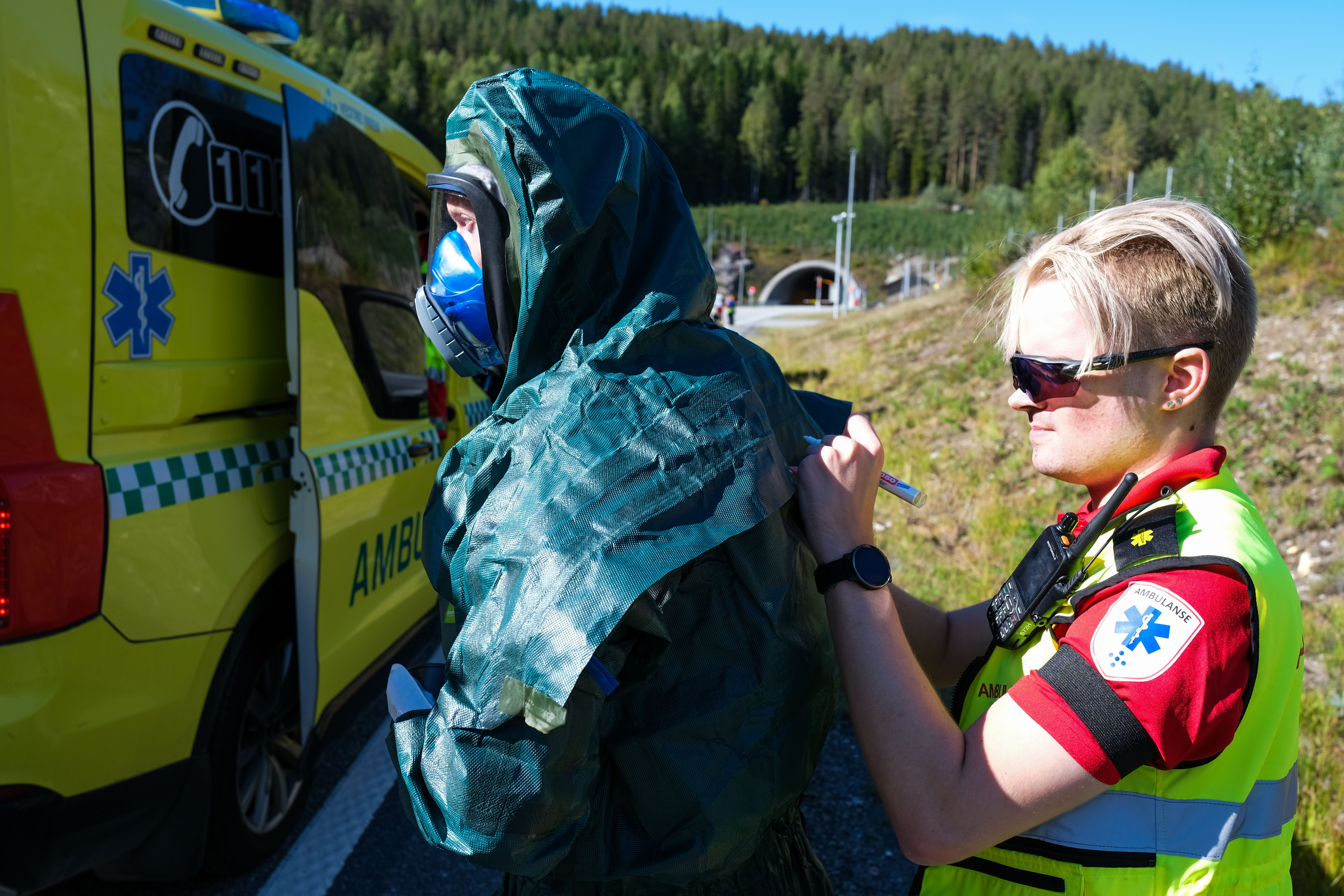 En person i et plagg ved siden av en person i et plagg