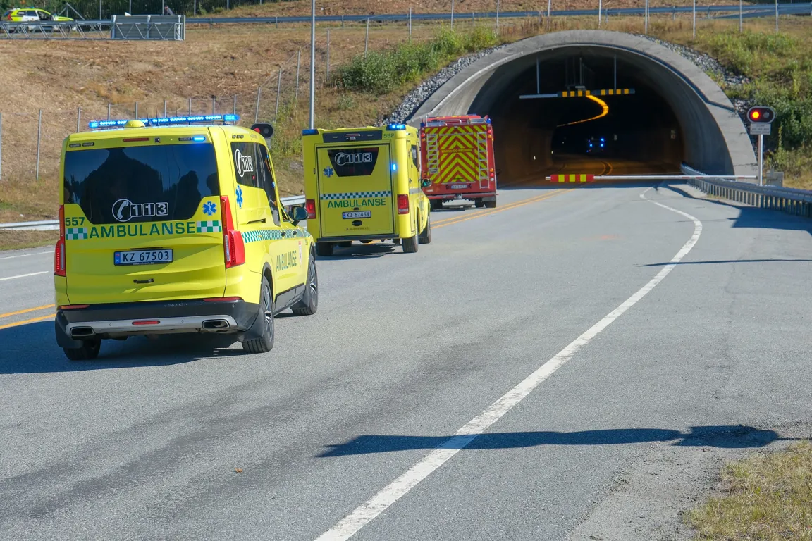 En gruppe gule lastebiler på en vei