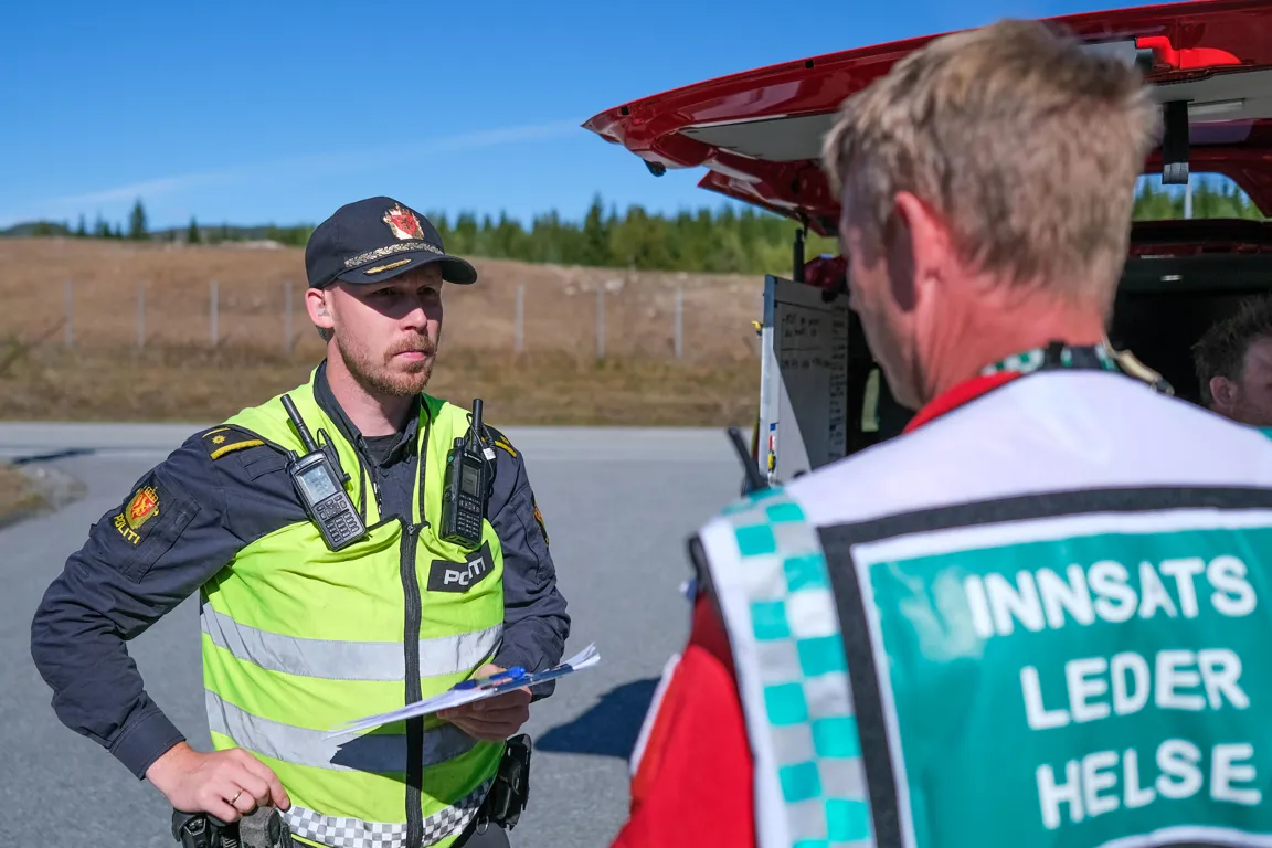 En mann som snakker med en mann i uniform