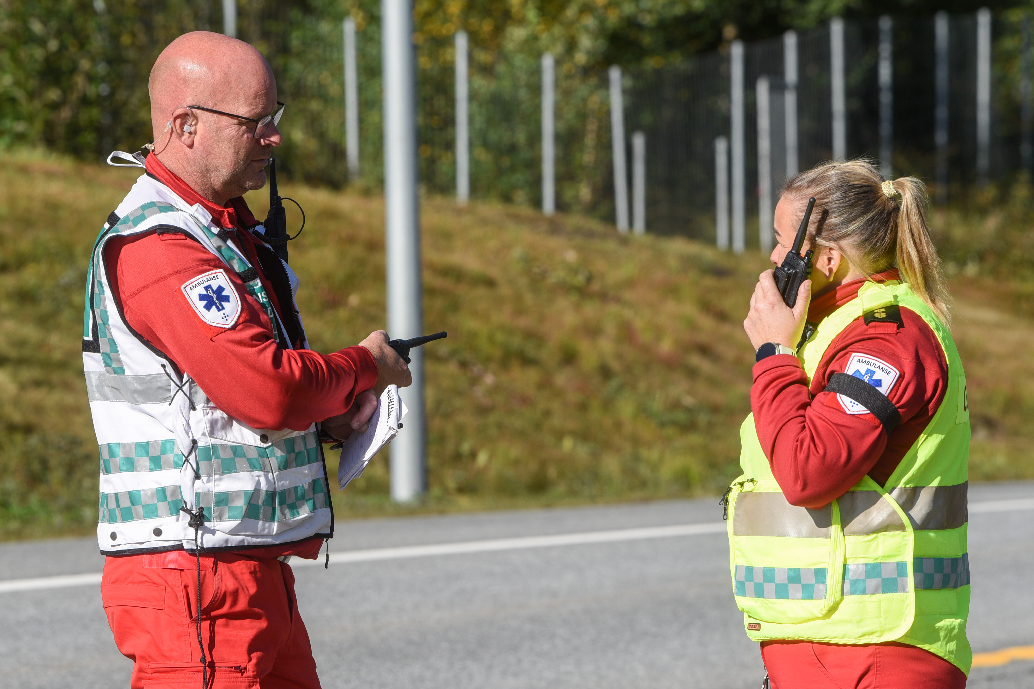 En mann og en kvinne snakker i telefonen
