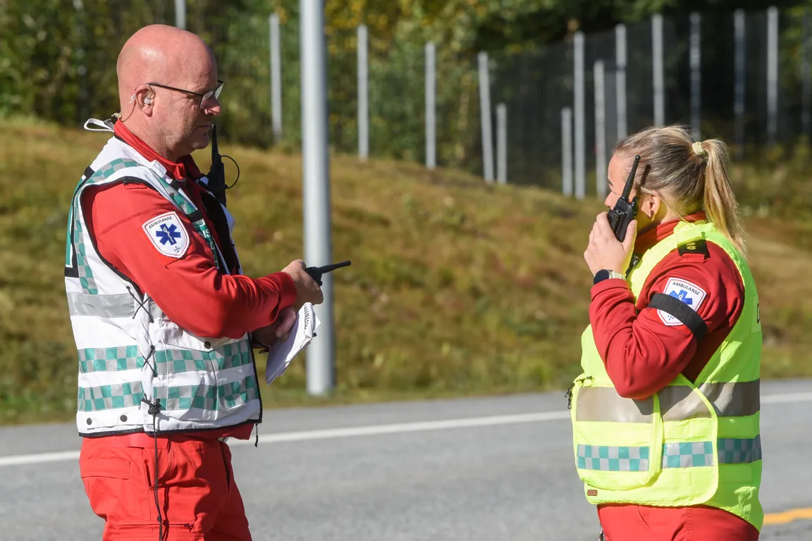 En mann og en kvinne snakker i telefonen