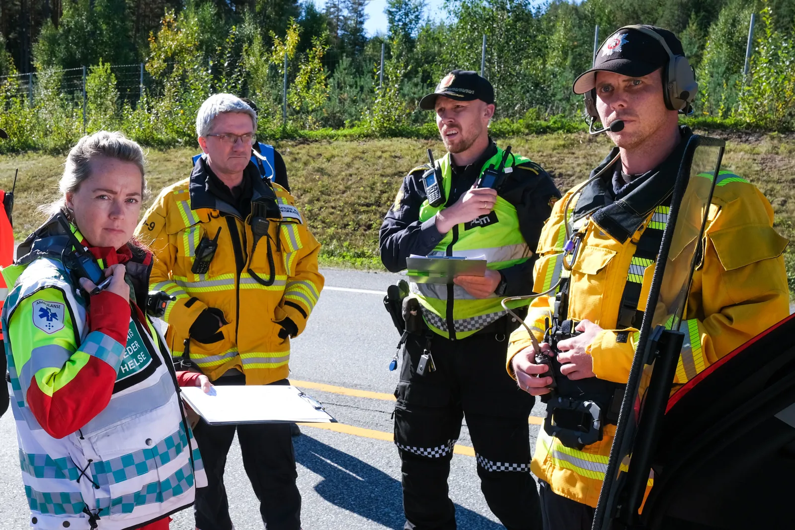 En gruppe mennesker i regntøy