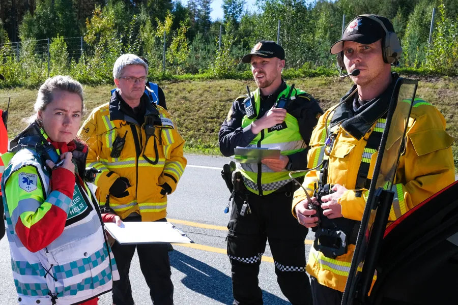 En gruppe mennesker i regntøy