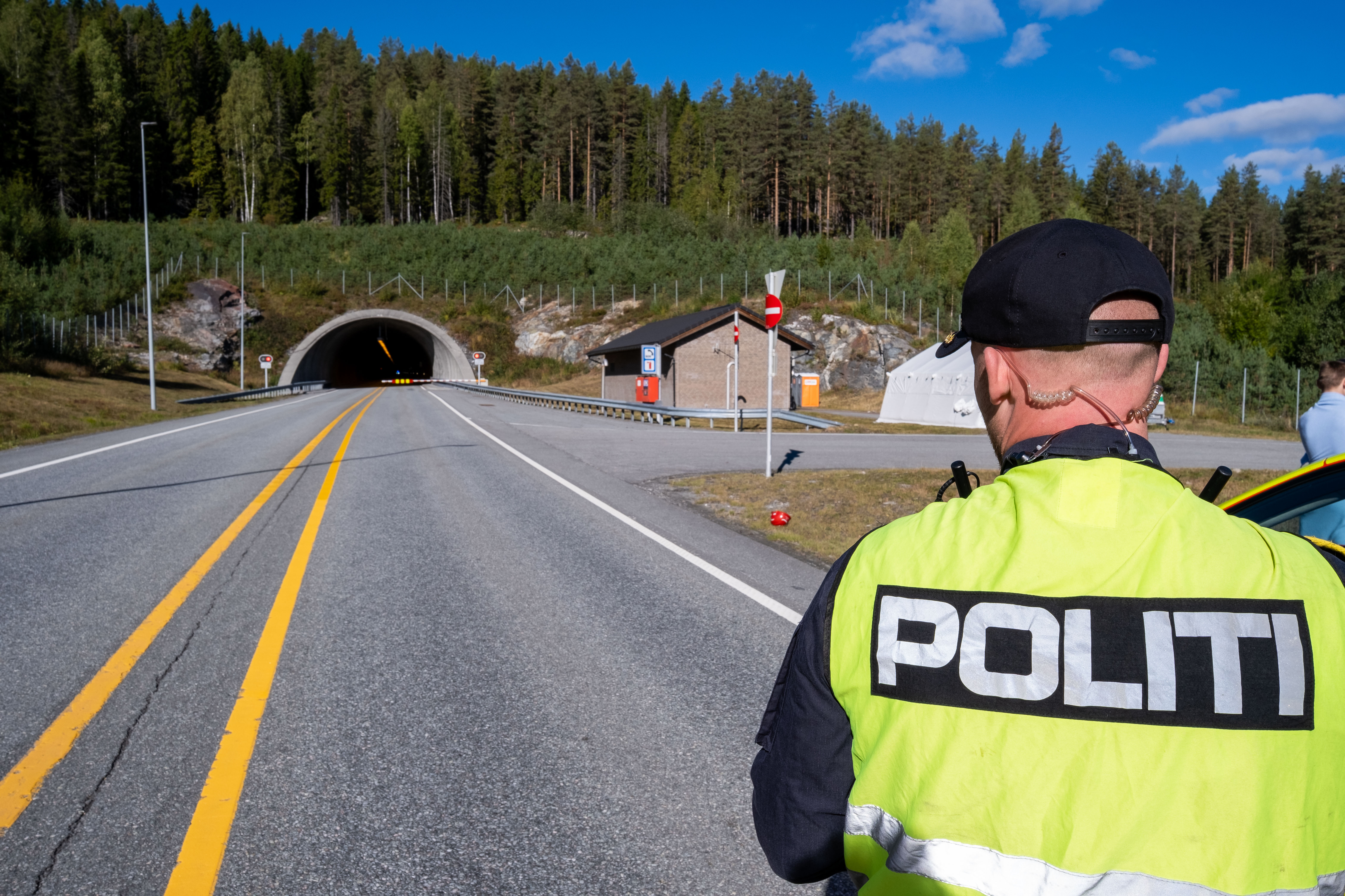 En mann i gul jakke