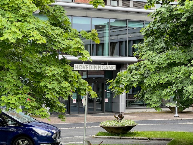 En bygning med et skilt foran
