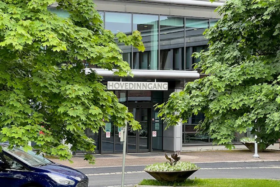 En bygning med et skilt foran