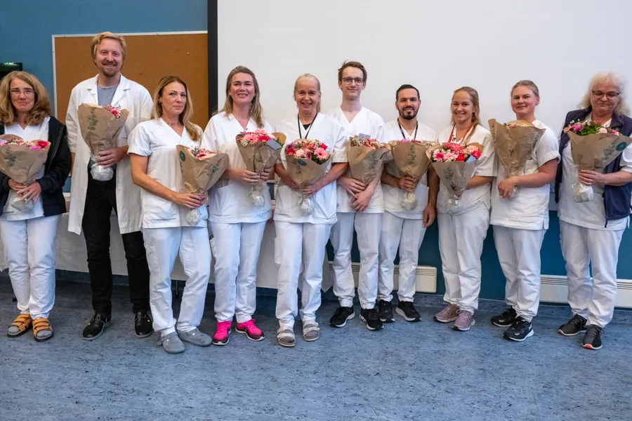 En gruppe mennesker som poserer for et bilde