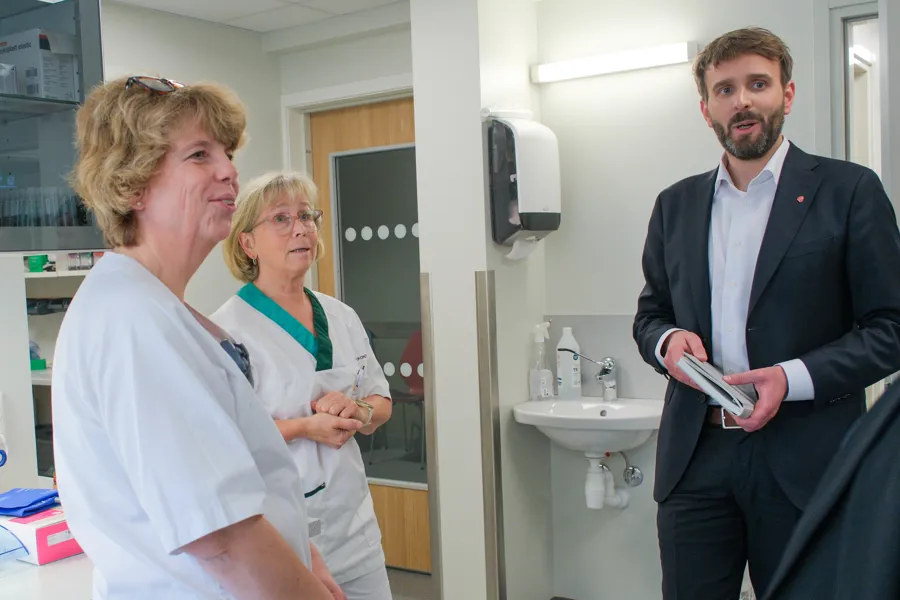 En gruppe mennesker som står på et bad