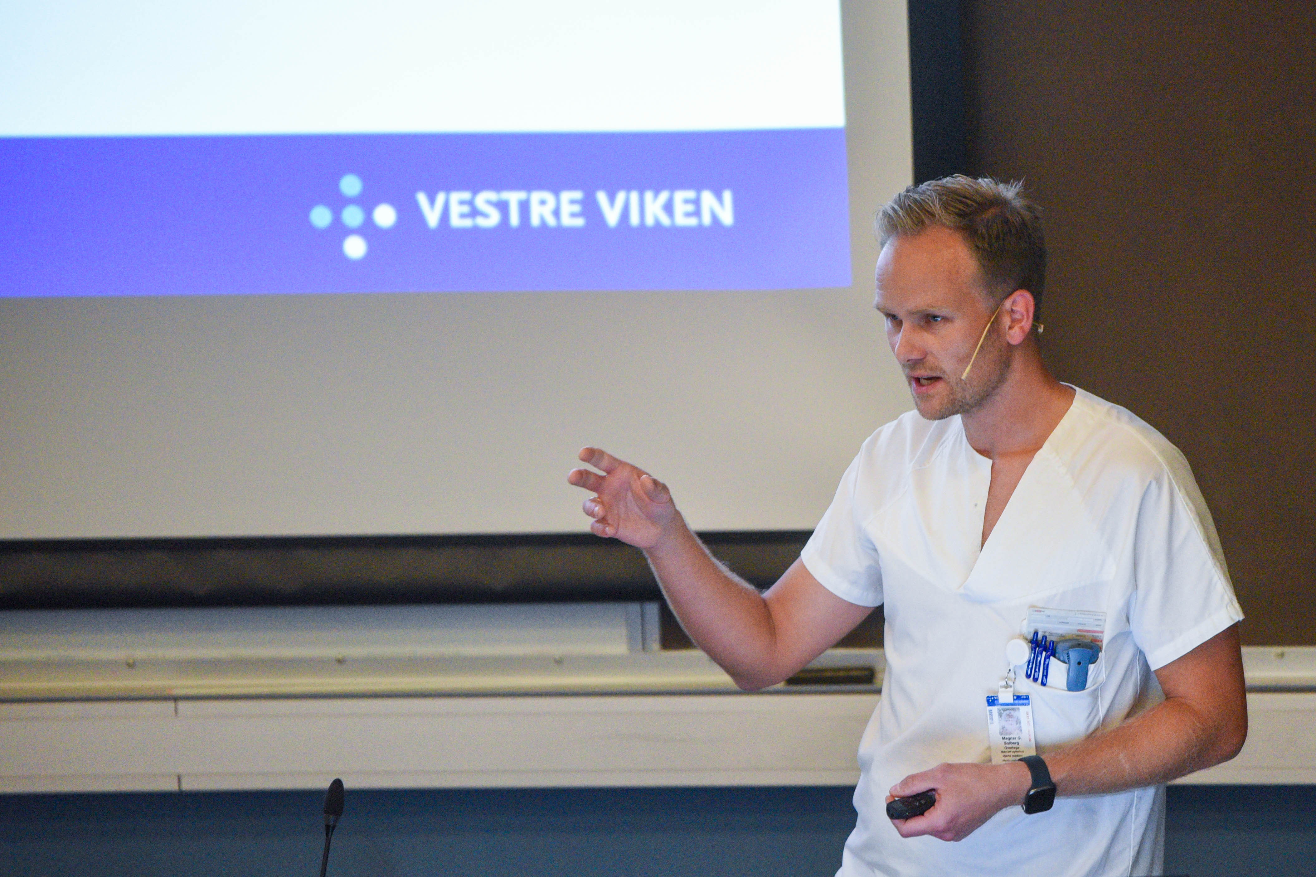 En mann i hvit skjorte