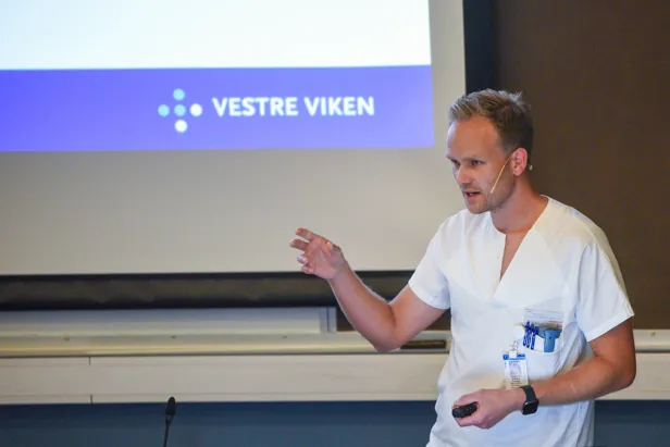 En mann i hvit skjorte