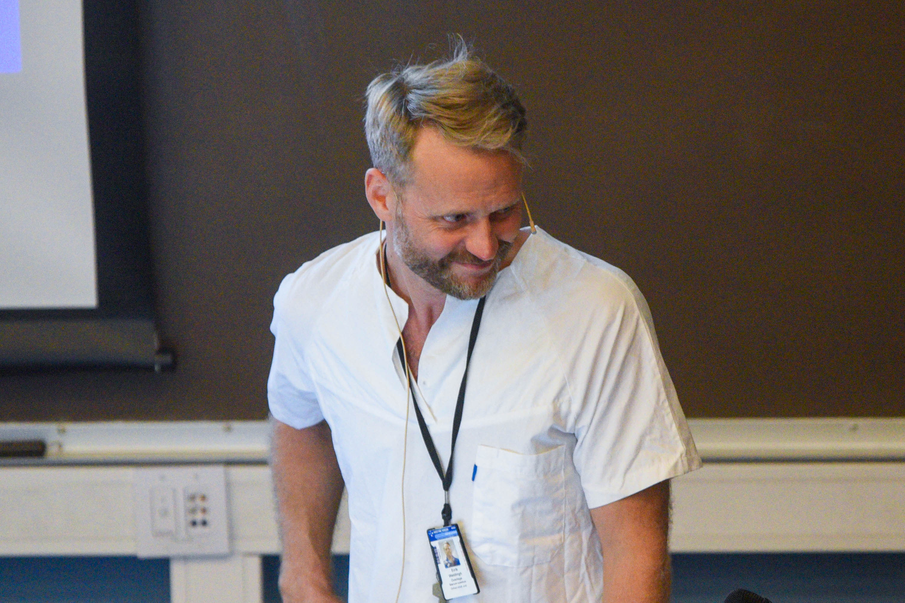 En mann iført hvit skjorte