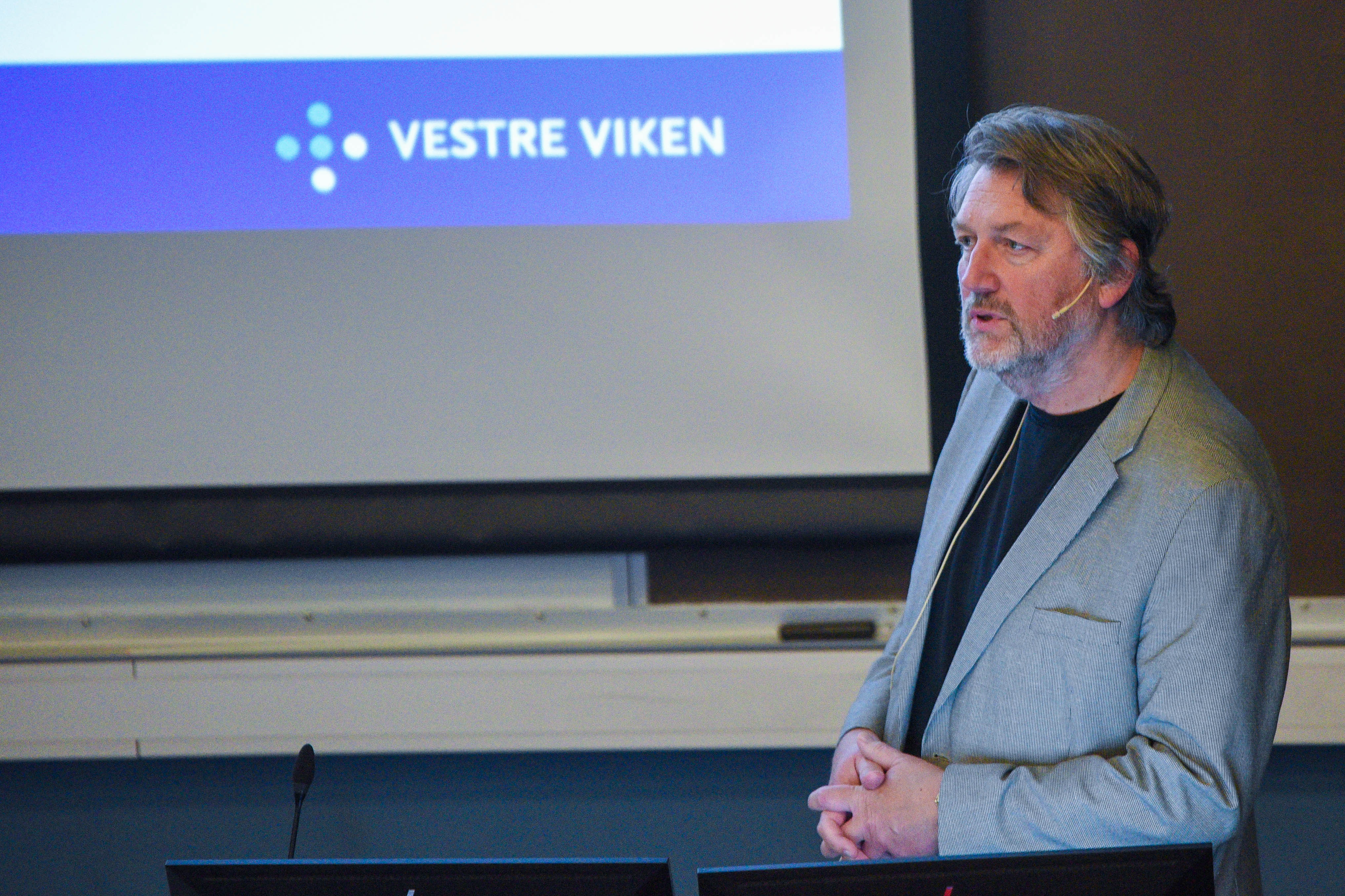 En mann som står foran en skjerm