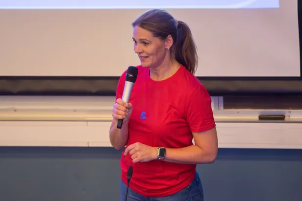 En person som holder en mikrofon