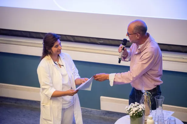 En mann og en kvinne som holder en kniv og en flaske vin