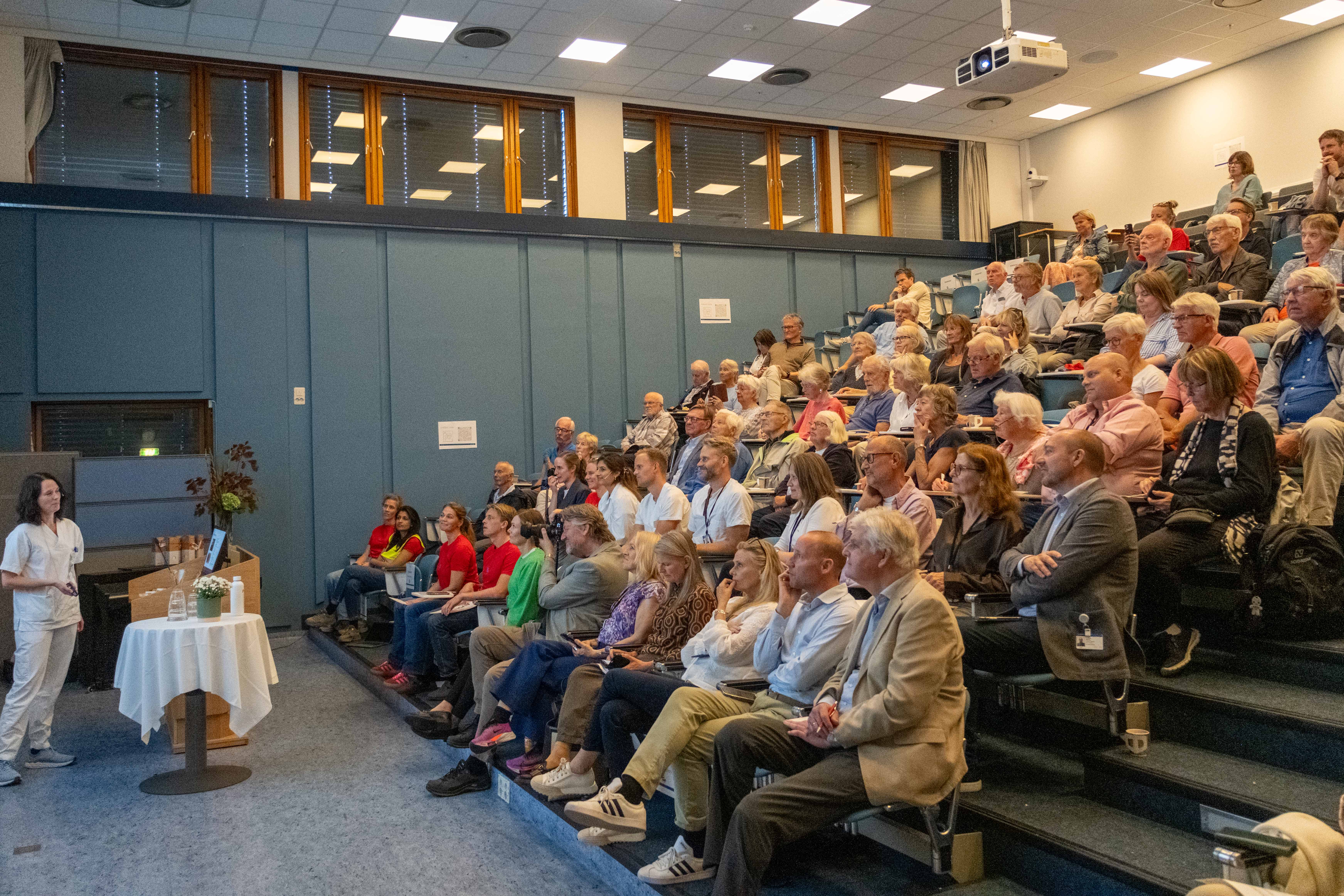 En gruppe mennesker som sitter i et rom