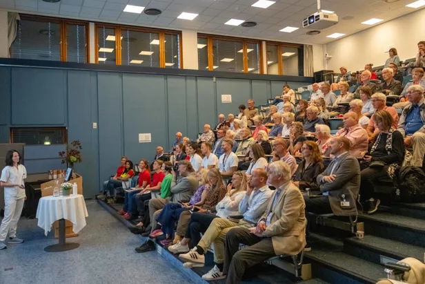 En gruppe mennesker som sitter i et rom