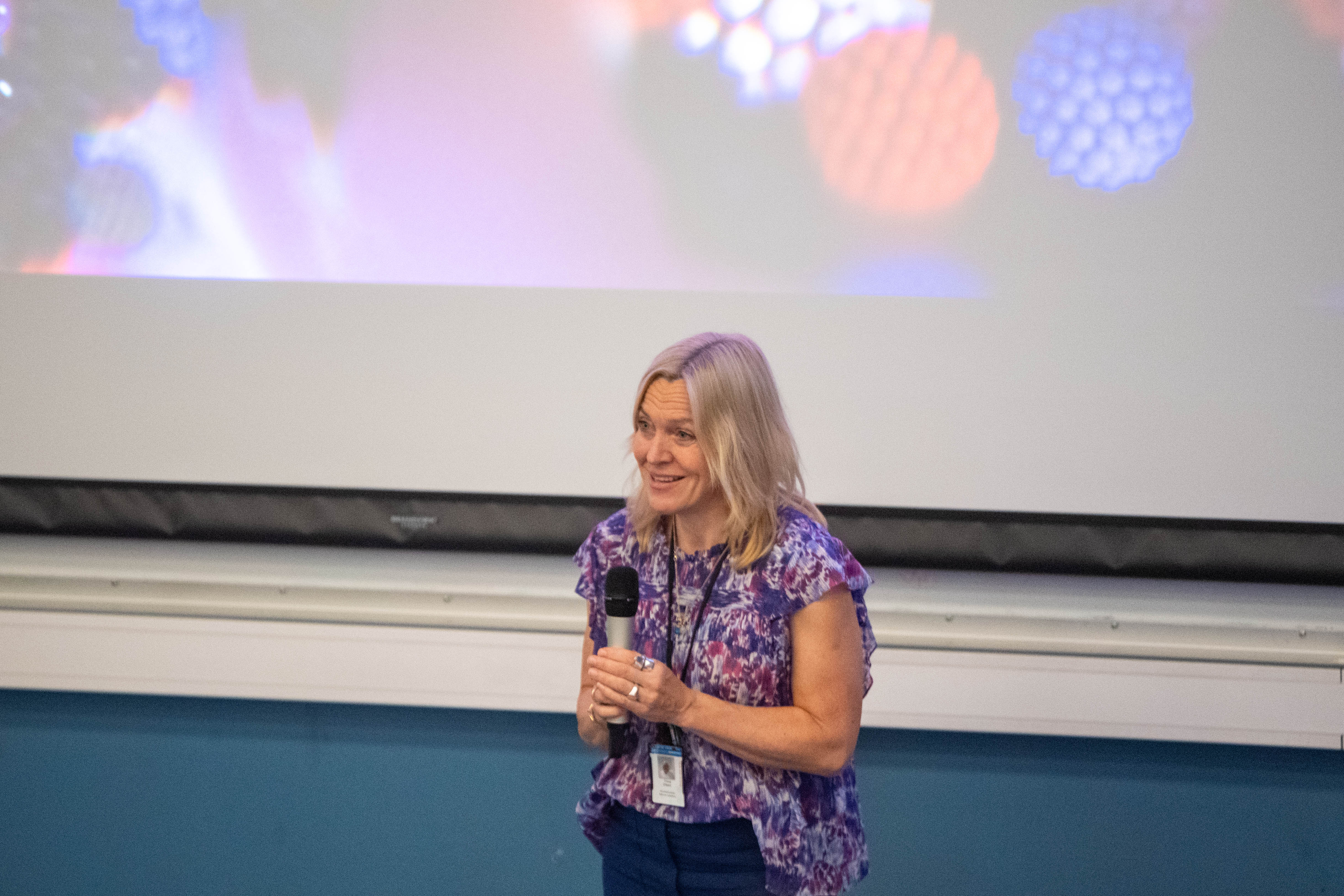 En person som holder en mikrofon