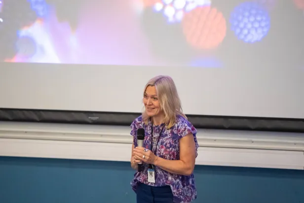 En person som holder en mikrofon