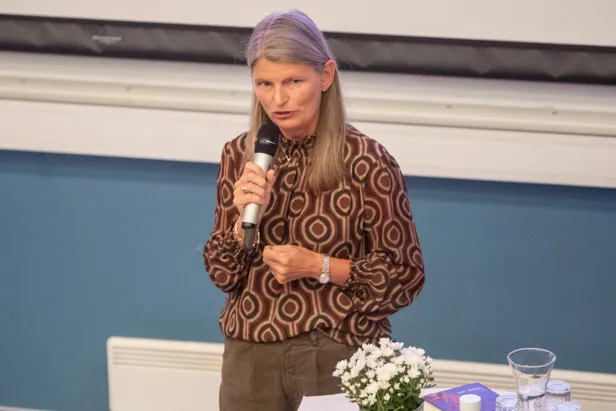 En person som holder en mikrofon