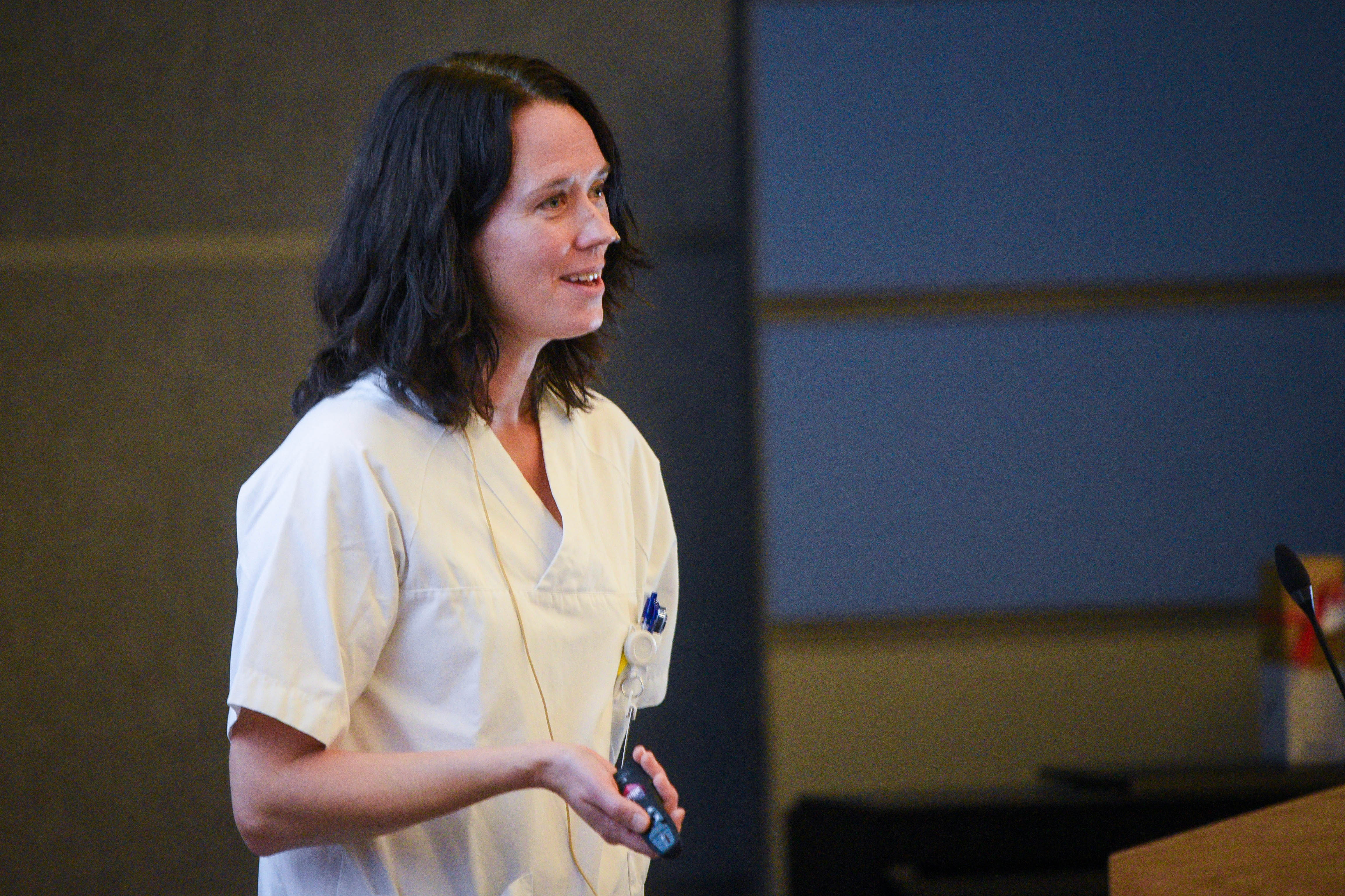 En person i hvit frakk