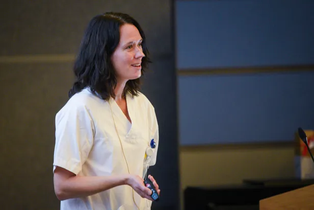 En person i hvit frakk