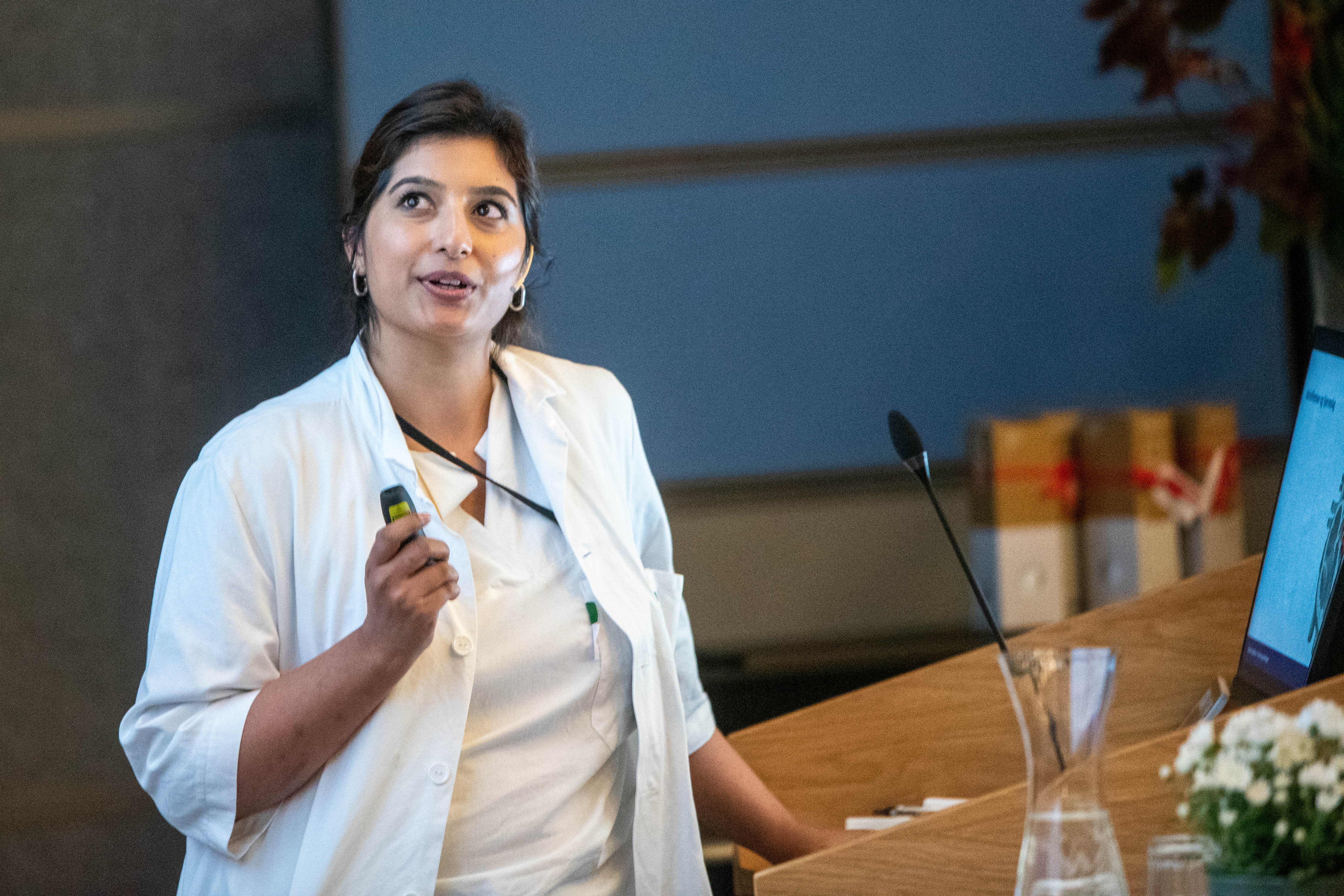 En person som snakker inn i en mikrofon