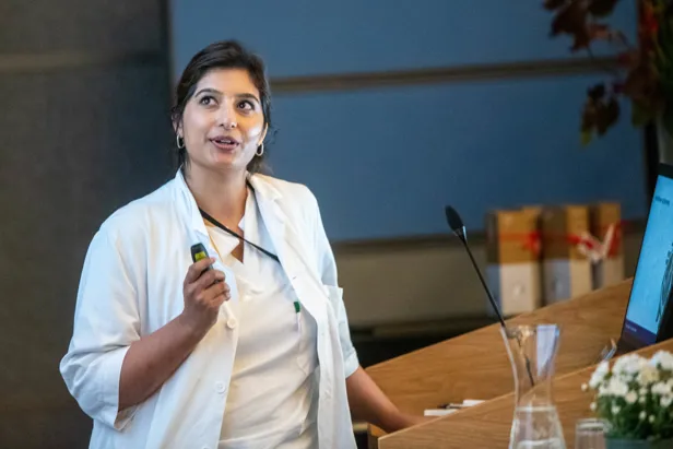 En person som snakker inn i en mikrofon