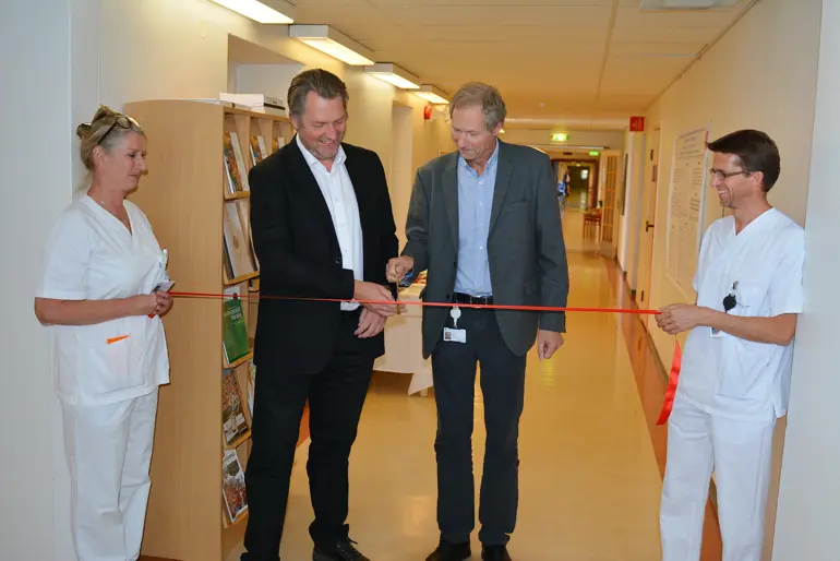 En gruppe mennesker som holder et tau