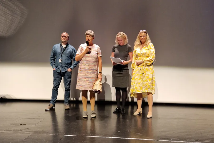 En gruppe mennesker på en scene