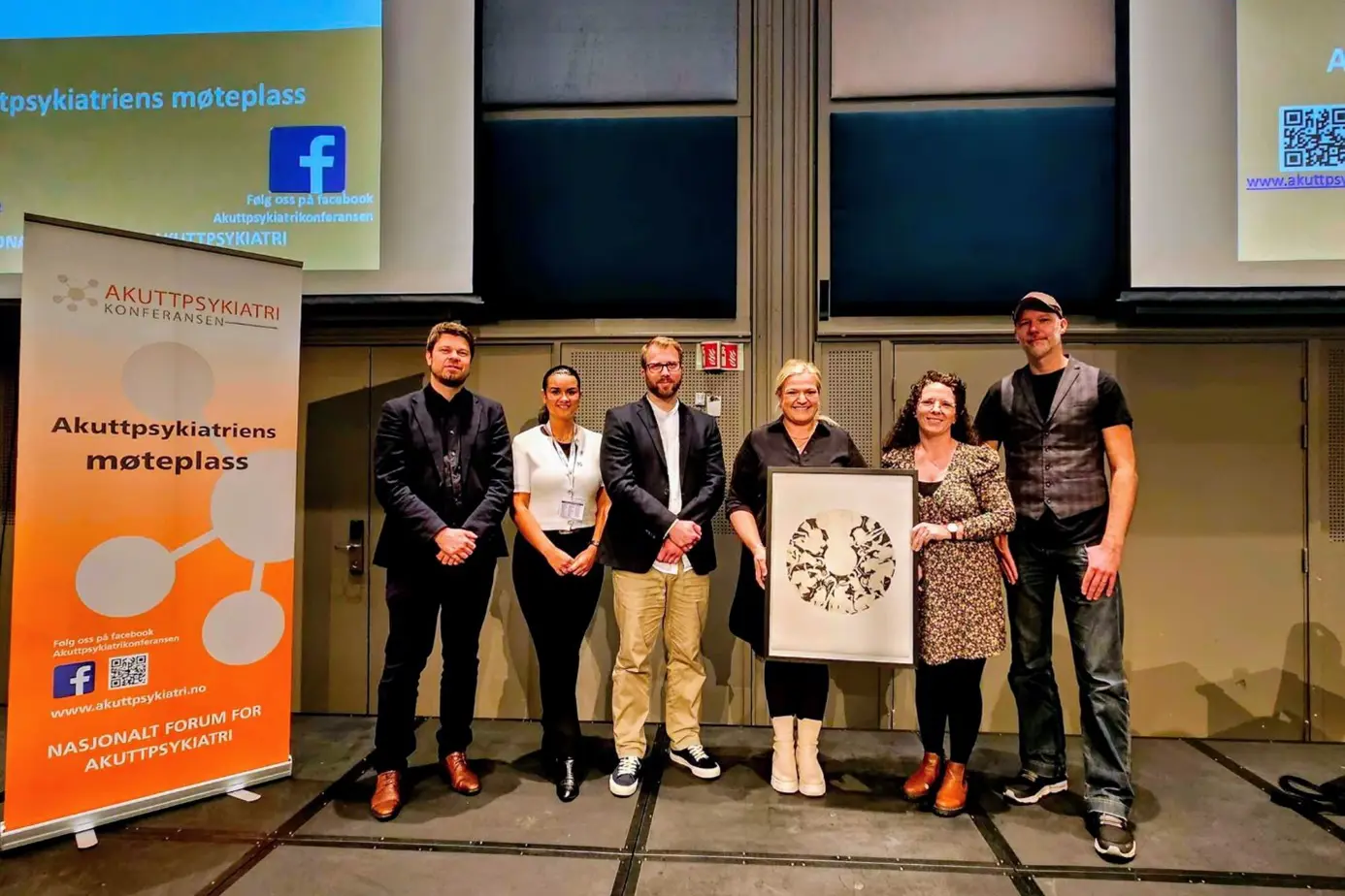 En gruppe mennesker som poserer for et bilde