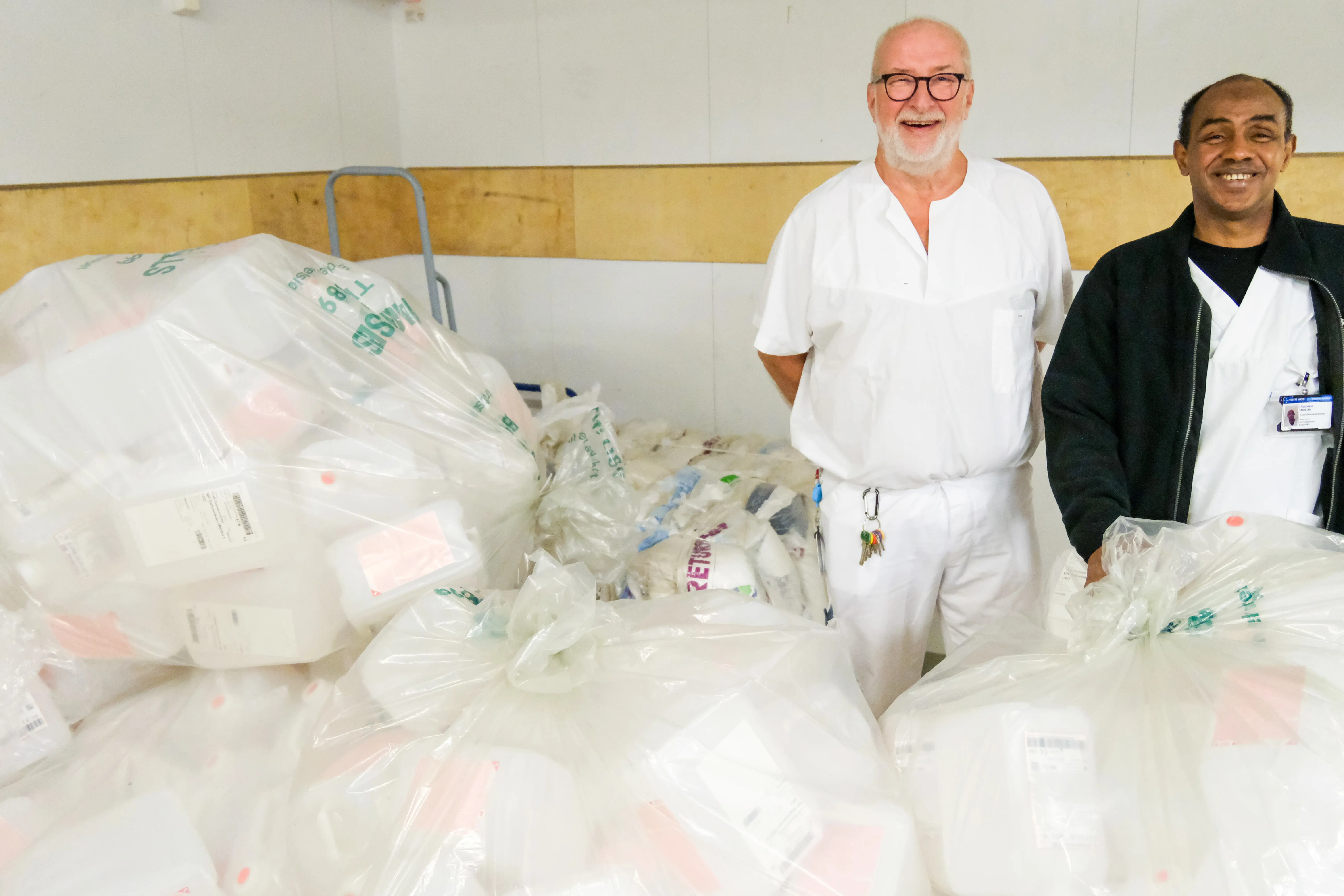 Mykplasten er myk, elastisk og kan tøyes langt før den revner. Den kan være farget og ugjennomsiktig, knitrer ikke. På bildet: L
