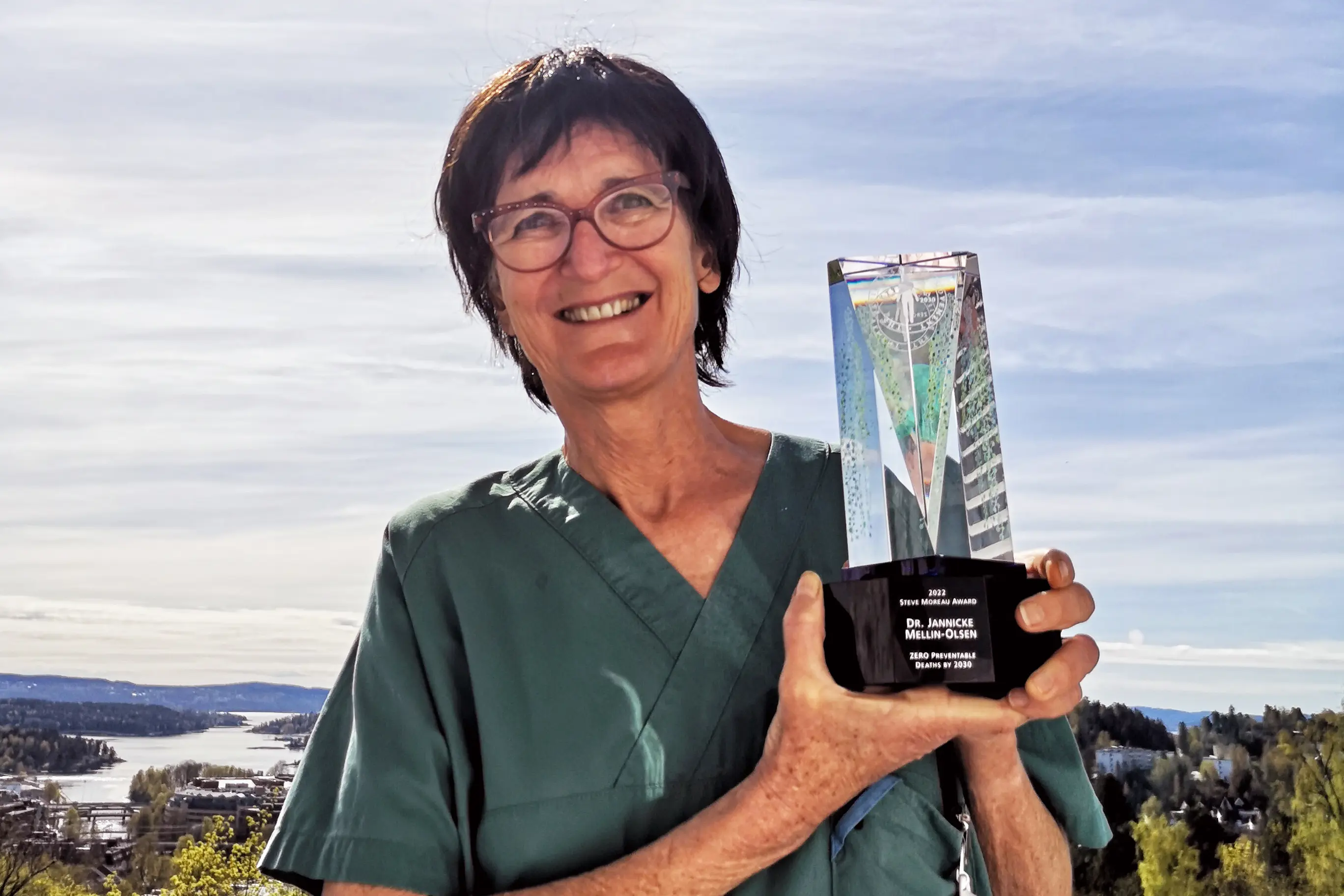 PRIS: Jannicke Mellin-Olsen viser frem prisen hun fikk fra Patien Safety Movement Foundation.