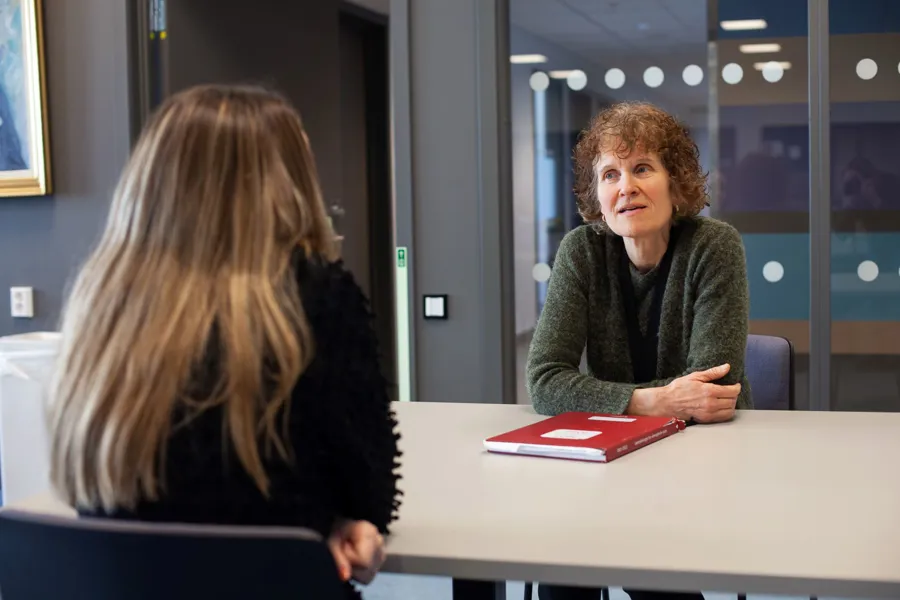 En person som sitter ved et bord