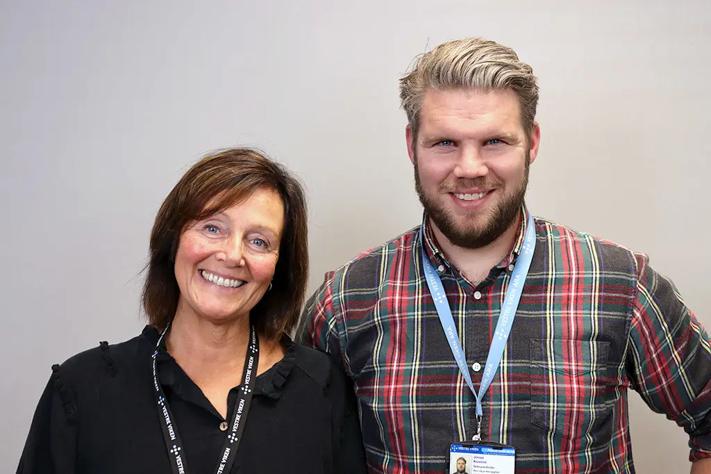 Programleder Ellen Svarstad Birkheim og gjest Jonas Kuvene
