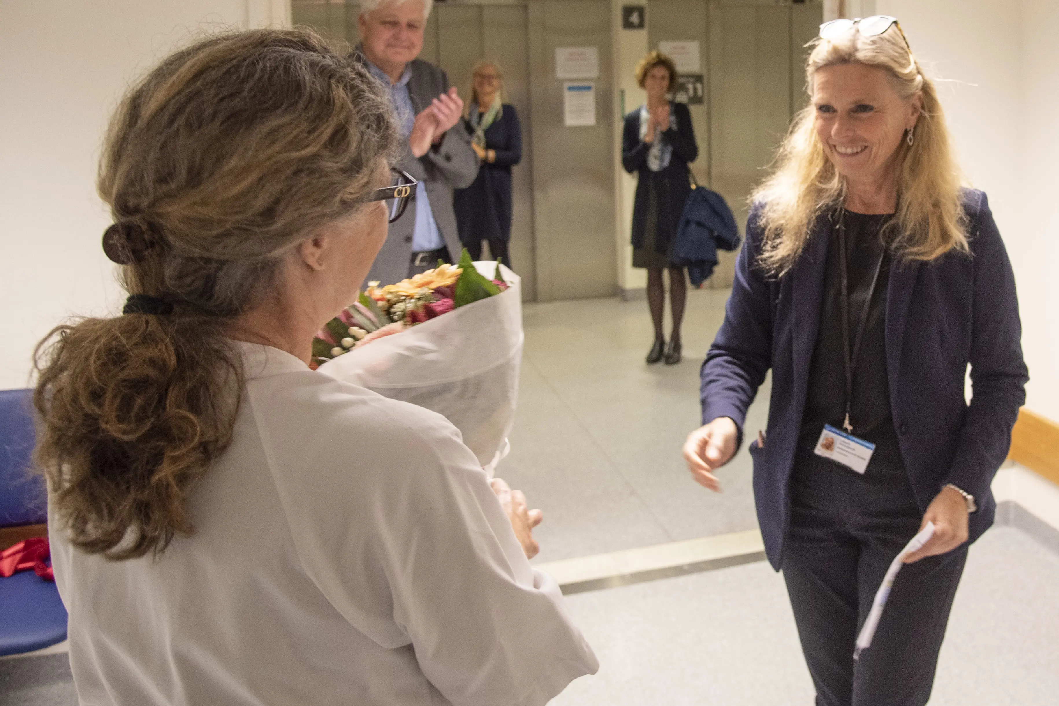 BLOMSTER: Administrerende direktør overrakte blomster til avdelingssykepleier Kristin Staib.