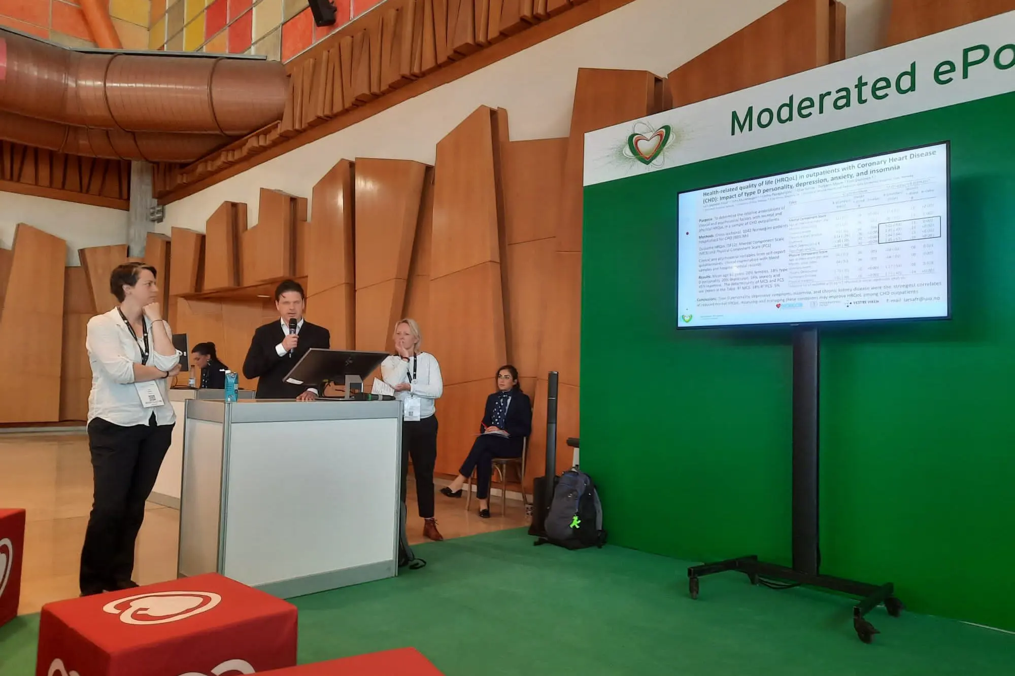 PhD stipendiat Lars Frøid fra Drammen sykehus presenterer data om hvilke faktorer som er forbundet med livskvalitet hos pasiente