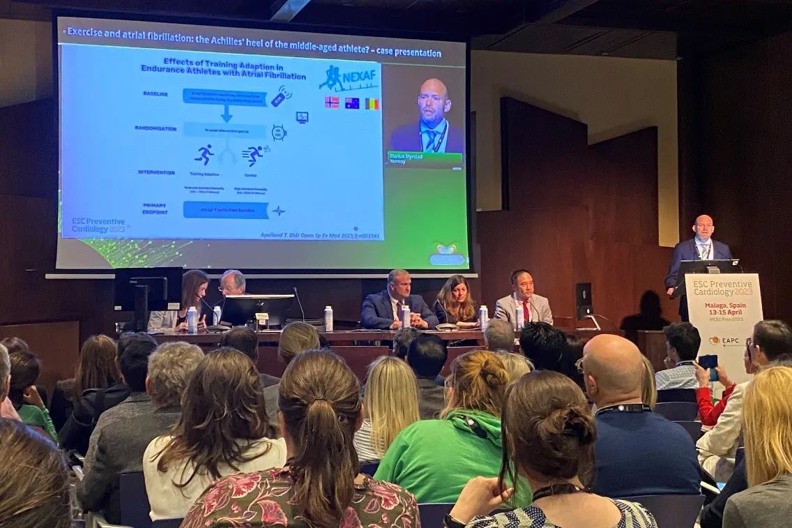 Marius Myrstad fra Bærum sykehus presenterte NEXAF Detraining, som er verdens første randomiserte kontrollerte studie blant idre