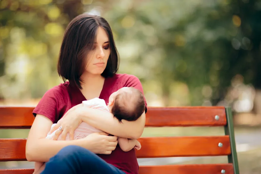 Mor med barn i armene.