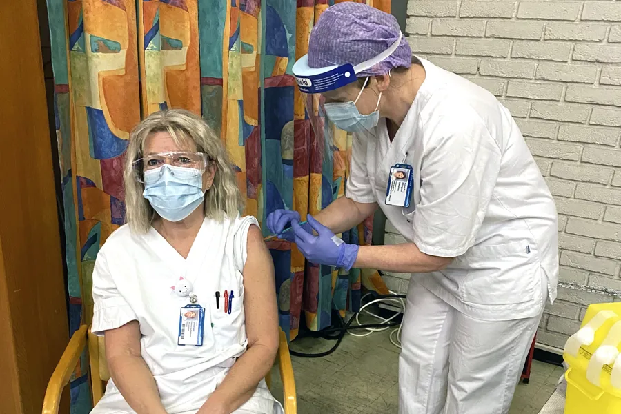 intensivsykepleier UnnSimonsen får vaksine