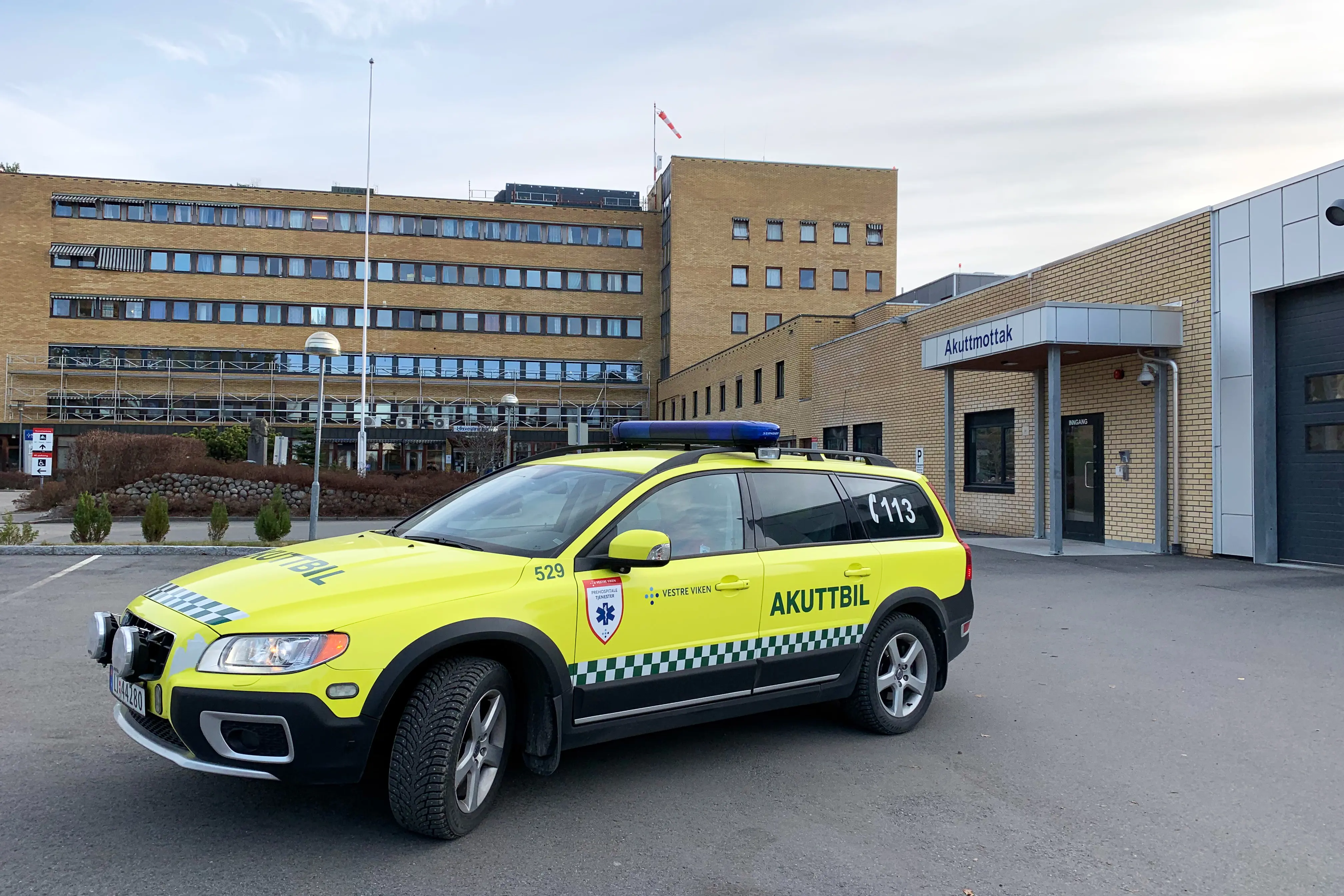Akuttbilen utenfor Ringerike sykehus.
