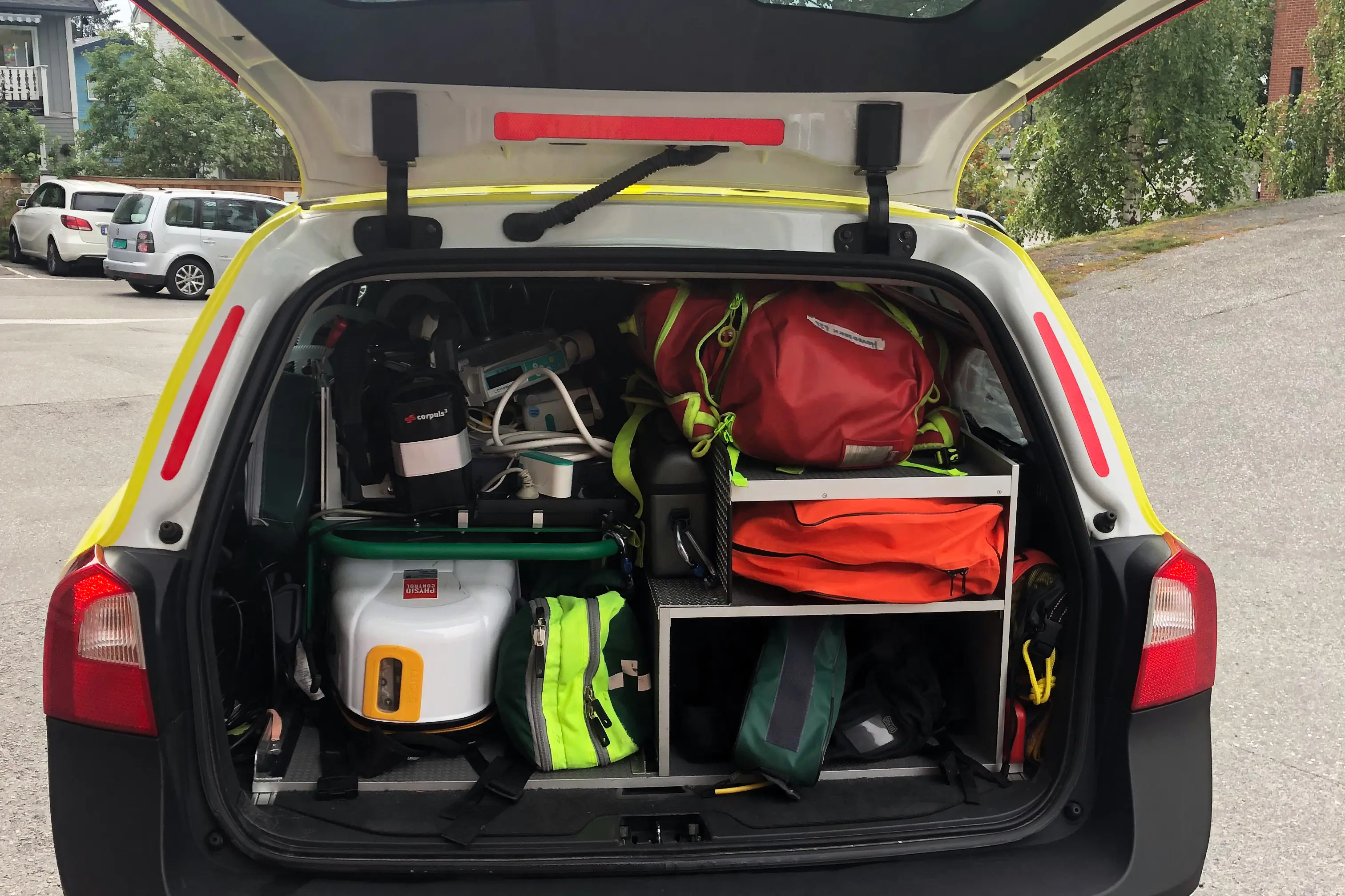 Legebemannet akuttbil med utstyr